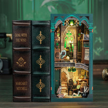 Laden Sie das Bild in den Galerie-Viewer, Book Nook - Dunkler Gemeinschaftsraum