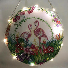 Laden Sie das Bild in den Galerie-Viewer, Türhänger Diamond Painting 5D Flamingos mit LED und Anhänger