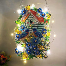 Laden Sie das Bild in den Galerie-Viewer, Suspension Auto Diamond Painting Vogelhaus mit LED und Anhänger