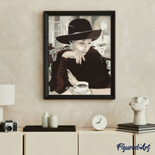 Laden Sie das Bild in den Galerie-Viewer, Malen nach Zahlen für Erwachsene | Elegante Frau und Kaffeetasse | Figured'Art