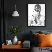 Laden Sie das Bild in den Galerie-Viewer, Malen nach Zahlen für Erwachsene | Schmetterling und Frauenschulter | Figured'Art