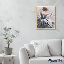 Laden Sie das Bild in den Galerie-Viewer, Tänzerin und graues Kleid