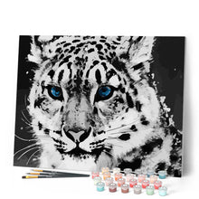 Laden Sie das Bild in den Galerie-Viewer, Porträt eines Tigers mit blauen Augen