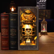 Laden Sie das Bild in den Galerie-Viewer, Book Nook - Astronomiemuseum