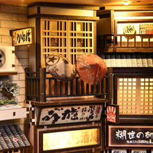 Laden Sie das Bild in den Galerie-Viewer, Book Nook - Die Gasse wartet auf die Katze
