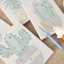 Laden Sie das Bild in den Galerie-Viewer, Punch Needle Set (4 Stück) mit Rahmen - Wüstenpflanzen Kollektion