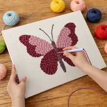Laden Sie das Bild in den Galerie-Viewer, Punch Needle mit Rahmen - Rosa Schmetterling