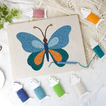 Laden Sie das Bild in den Galerie-Viewer, Punch Needle mit Rahmen - Blauer Schmetterling