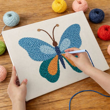Laden Sie das Bild in den Galerie-Viewer, Punch Needle mit Rahmen - Blauer Schmetterling