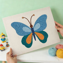 Laden Sie das Bild in den Galerie-Viewer, Punch Needle mit Rahmen - Blauer Schmetterling