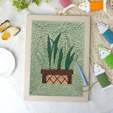 Laden Sie das Bild in den Galerie-Viewer, Punch Needle mit Rahmen - Sansevieria