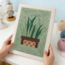 Laden Sie das Bild in den Galerie-Viewer, Punch Needle mit Rahmen - Sansevieria
