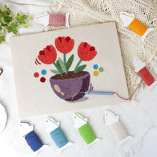 Laden Sie das Bild in den Galerie-Viewer, Punch Needle mit Rahmen - Bunte Tulpen