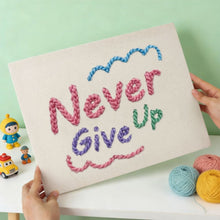 Laden Sie das Bild in den Galerie-Viewer, Punch Needle mit Rahmen - Never Give Up