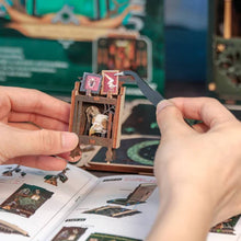 Laden Sie das Bild in den Galerie-Viewer, Book Nook - Dunkles Herbarium