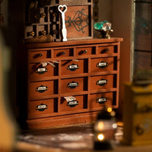 Laden Sie das Bild in den Galerie-Viewer, Miniaturhaus - Kikis Zauberladen