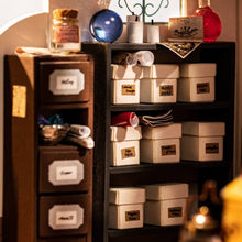 Laden Sie das Bild in den Galerie-Viewer, Miniaturhaus - Kikis Zauberladen