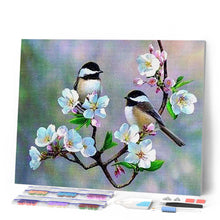 Laden Sie das Bild in den Galerie-Viewer, Diamond Painting – Kleine Vögel und weiße Blumen – 40 x 50 cm auf Keilrahmen gespannt | Figured'Art