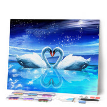 Laden Sie das Bild in den Galerie-Viewer, Diamond Painting – Schwäne und Herz unter dem Mond