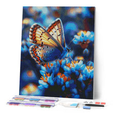 Laden Sie das Bild in den Galerie-Viewer, Diamond Painting - Schmetterling und blaue Blumen – 40 x 50 cm auf Keilrahmen gespannt
