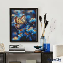 Laden Sie das Bild in den Galerie-Viewer, Diamond Painting - Schmetterling und blaue Blumen – 40 x 50 cm auf Keilrahmen gespannt