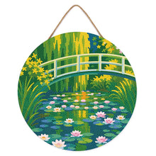 Laden Sie das Bild in den Galerie-Viewer, Diamond Painting auf Holzscheibe - Seerosen und japanische Brücke - Monet