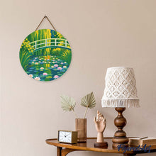 Laden Sie das Bild in den Galerie-Viewer, Diamond Painting auf Holzscheibe - Seerosen und japanische Brücke - Monet