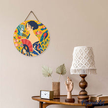 Laden Sie das Bild in den Galerie-Viewer, Diamond Painting auf Holzscheibe - Dame mit Fächer - Klimt