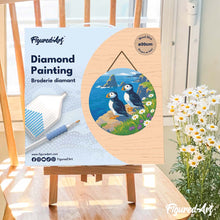 Laden Sie das Bild in den Galerie-Viewer, Diamond Painting auf Holzscheibe - Papageitaucher an den Meeresklippen