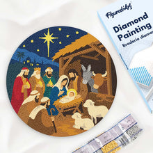 Laden Sie das Bild in den Galerie-Viewer, Diamond Painting auf Holzscheibe - Weihnachtskrippe