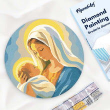 Laden Sie das Bild in den Galerie-Viewer, Diamond Painting auf Holzscheibe - Marias Umarmung