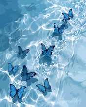 Laden Sie das Bild in den Galerie-Viewer, Malen nach Zahlen Figured'Art – Blaue Schmetterlinge auf dem Wasser