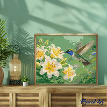 Laden Sie das Bild in den Galerie-Viewer, Kolibri in Blüte 1