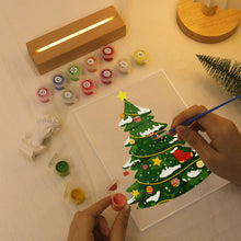 Laden Sie das Bild in den Galerie-Viewer, LED Präsentationssockel aus Holz Malen nach Zahlen 15x20 cm - Immergrüner Weihnachtsbaum