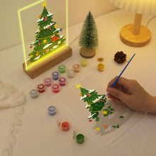 Laden Sie das Bild in den Galerie-Viewer, LED Präsentationssockel aus Holz Malen nach Zahlen 15x20 cm - Immergrüner Weihnachtsbaum