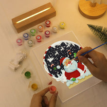 Laden Sie das Bild in den Galerie-Viewer, LED Präsentationssockel aus Holz Malen nach Zahlen 15x20 cm - Weihnachtsmann 06