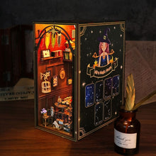 Laden Sie das Bild in den Galerie-Viewer, Book Nook - Miras Magisches Haus