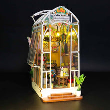 Laden Sie das Bild in den Galerie-Viewer, Book Nook - Gewächshaus und Blumen