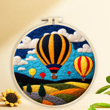 Laden Sie das Bild in den Galerie-Viewer, Nadelfilzen Needle Felting - Ballons über einem Feld