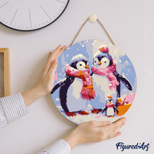 Laden Sie das Bild in den Galerie-Viewer, Malen nach Zahlen auf Holzscheibe - Pinguinfamilie im Schnee