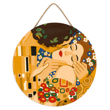 Laden Sie das Bild in den Galerie-Viewer, Malen nach Zahlen auf Holzscheibe - Der Kuss - Klimt