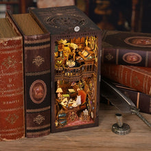 Laden Sie das Bild in den Galerie-Viewer, Book Nook - Wunderbibliothek