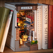 Laden Sie das Bild in den Galerie-Viewer, Book Nook - Sakura Weingasse
