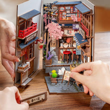 Laden Sie das Bild in den Galerie-Viewer, Book Nook - Sakura Weingasse