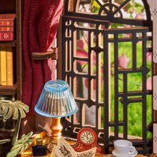 Laden Sie das Bild in den Galerie-Viewer, Book Nook - Stilles Eckbüro