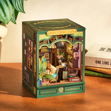 Laden Sie das Bild in den Galerie-Viewer, Book Nook - Ruhige Eckstudie
