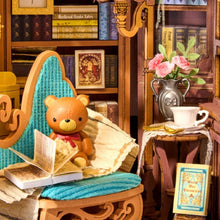 Laden Sie das Bild in den Galerie-Viewer, Book Nook - Ruhige Eckstudie