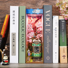 Laden Sie das Bild in den Galerie-Viewer, Book Nook - Sakuras Reise