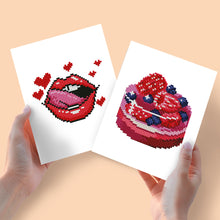 Laden Sie das Bild in den Galerie-Viewer, Mini Diamond Painting 15x20 cm (2 Stück) - Rote Lippen und Beerenkuchen