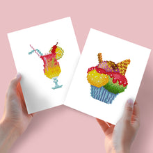 Laden Sie das Bild in den Galerie-Viewer, Mini Diamond Painting 15x20 cm (2 Stück) - Cocktail und Cupcake